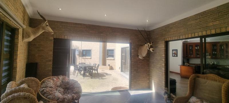 6 Bedroom Property for Sale in Outeniqua Strand Western Cape